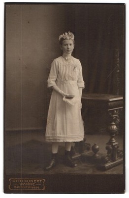 Fotografie Otto Kunert, Wanne, Bahnhofstraße, Mädchen in weißem Kleid mit Blume 