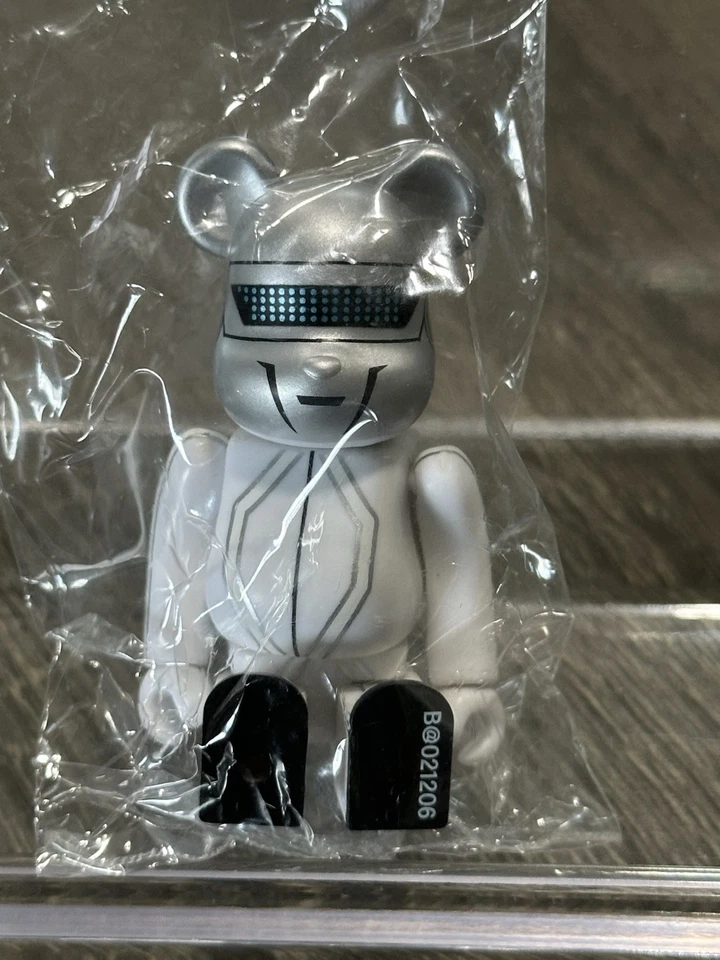 Juguete Medicom Bearbrick Serie 21 SF Daft Punk Tron Cara Plateada 2010 100% BBK20 Foto 2 de 3