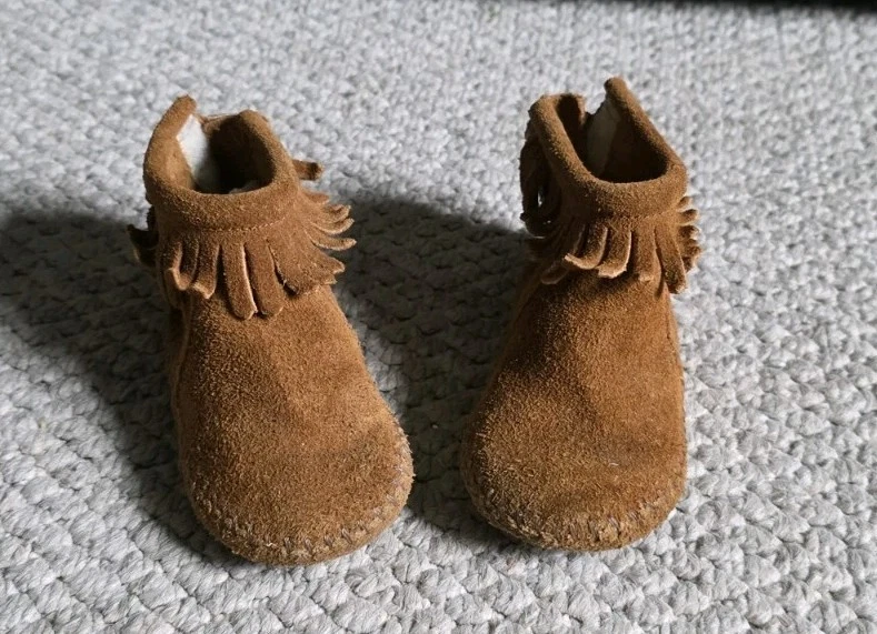 Mocasines con flecos Minnetonka marrón tostado gamuza niñas pequeñas talla 6 Foto 2 de 4