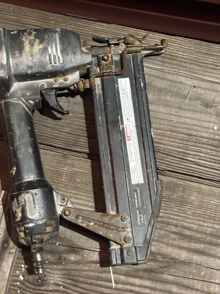 Clavadora de marcos con cabezal recortado Senco FramePro 601 de 2" a 3 1/2" ENVÍO GRATUITO Foto 3 de 4