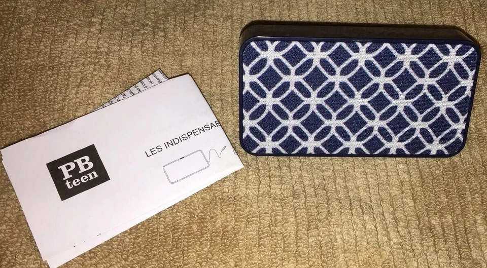 Pottery Barn Teen Must Have Mini Speakers NWT Navy Geo Diamond Music - Imagem 3 de 4