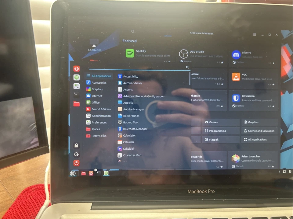 MacBook Pro funcionando Linux como nuevo 1 TB 16 RAM. Usado pero funciona bien y súper rápido Foto 3 de 4