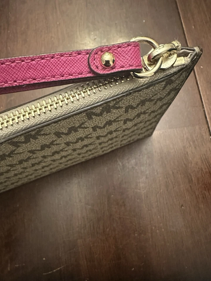 Muñequera Michael Kors Jet Set Logo Rosa con Firma Marrón Foto 3 de 4