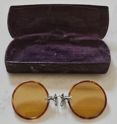 Ancienne  lunettes de soleil Pince Nez,   lorgnons avec étui.