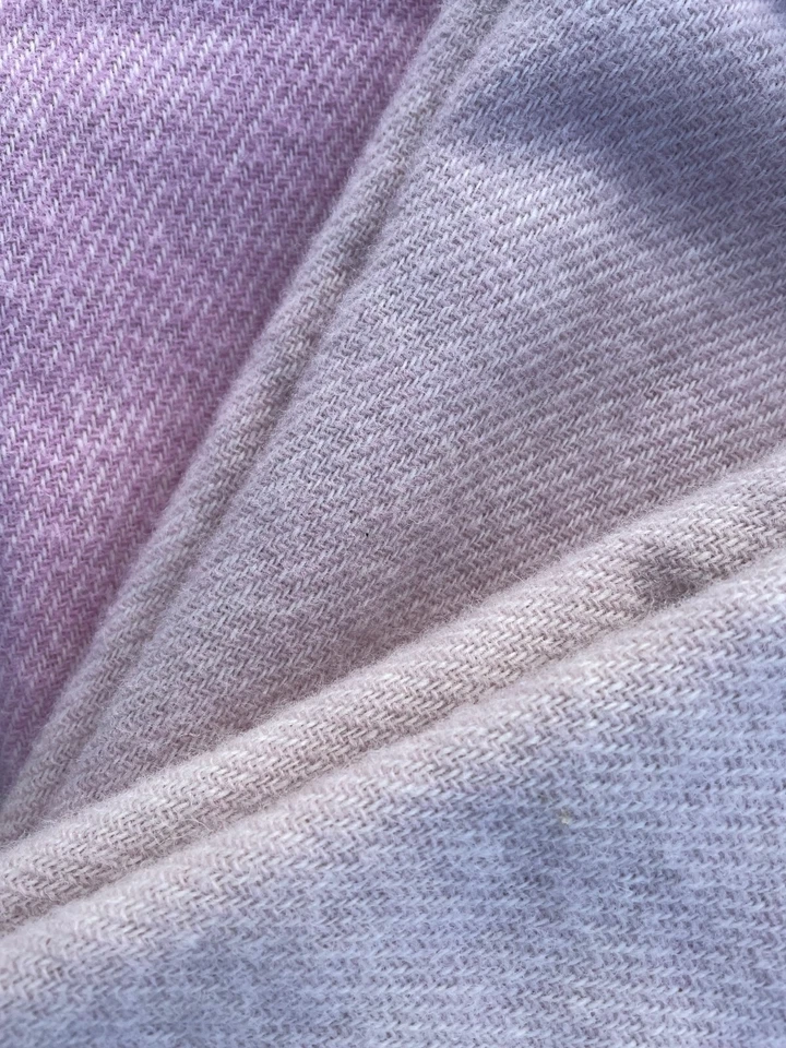 Wolldecke Plaid mit Fransen aus 100% Merinowolle 145 x 180 cm, Uni Pink Rosa - Bild 2 von 4