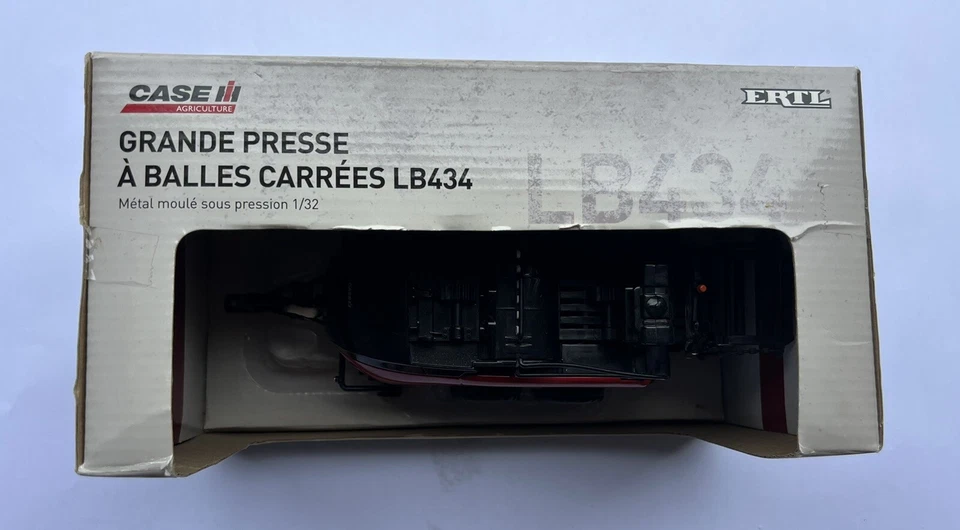 Ertl Case IH LB-434 Large Square Baler with 3 Bales 1/32 CIH-14901-1HB-B - Image 3 of 4