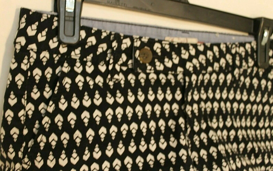 PANTALONES CORTOS TAN CORTOS TALLA 3 BLANCO Y NEGRO GEO ESTAMPADO BOLSILLO FRENTE PLANO PUÑO ENROLLADO Foto 4 de 4