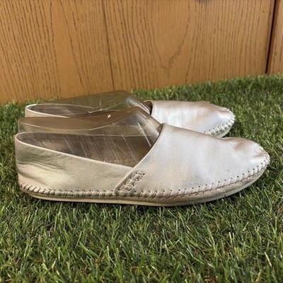 BCBG Xavier 2 Womens Sz 8 Silver Metallic Flats Lightweight Style Shoes