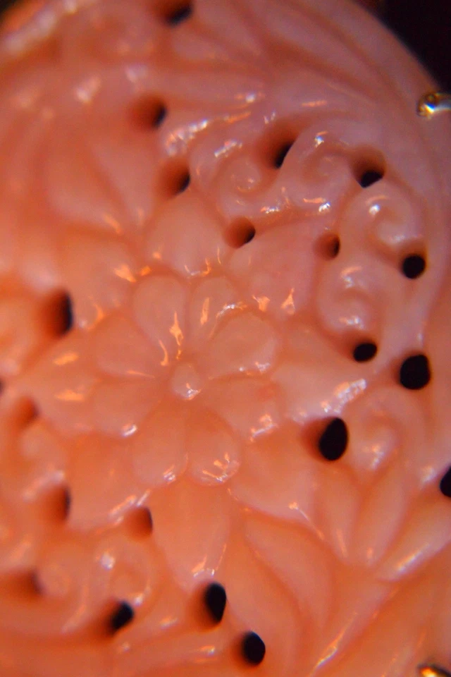 Hermosos pendientes de ónix rosa pétalo tallado a mano con poste de plata de ley .925 Foto 2 de 4