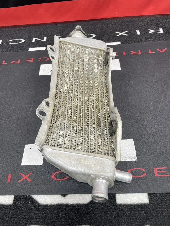 2005 KAWASAKI KX250 OEM RADIADOR DIREITO E PROTETOR 39061-0025 DOBRADO, MAS UTILIZÁVEL! - Imagem 4 de 4