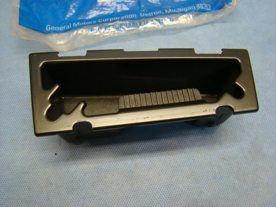 GM 25536574 25643562 1992 - 1999 Pontiac Bonneville ASHTRAY Center Console Floor - Image 4 of 4