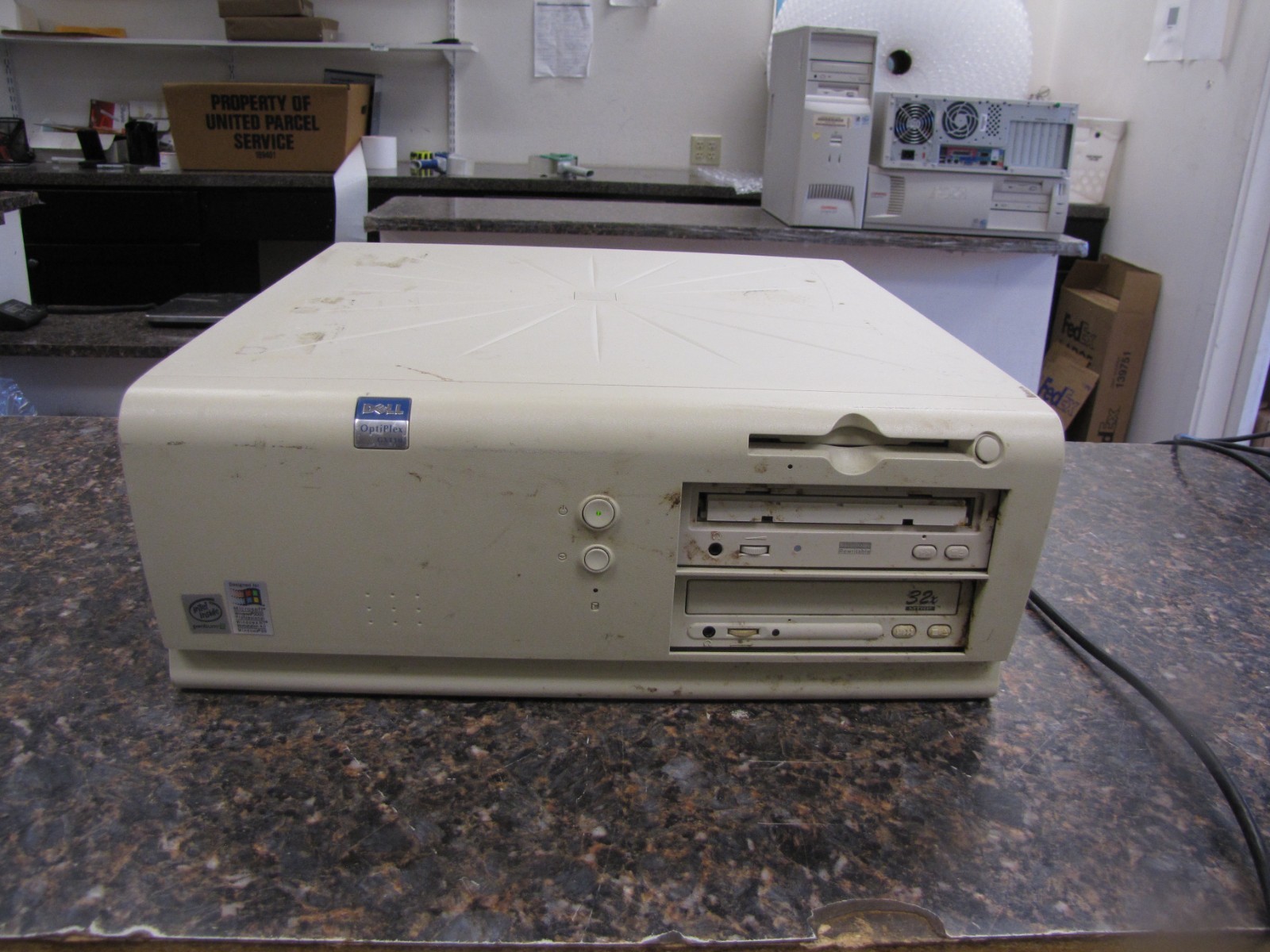 Dell OptiPlex GX110 Intel Pentium III PC Computer - no HD, powers on