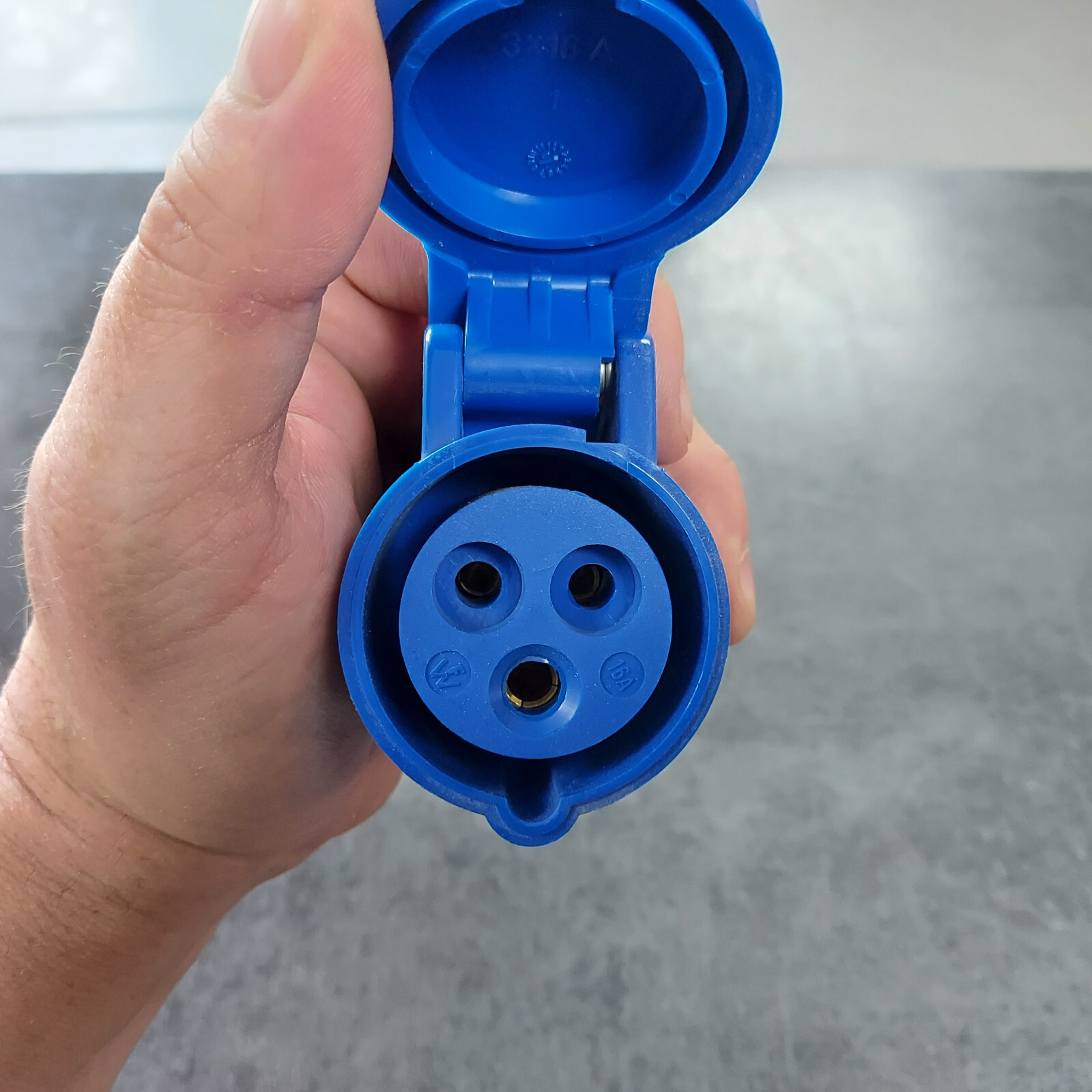 PCE Blue 16 Amp 2P+E 240V Female Socket 16A Ceeform Commando IP44 ...