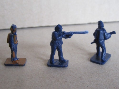 B748 Vintage Bündel 3 Soldaten Wetzstab Figürchen Spielzeug Plastik Blau Ho 2 CM - Bild 3 von 6