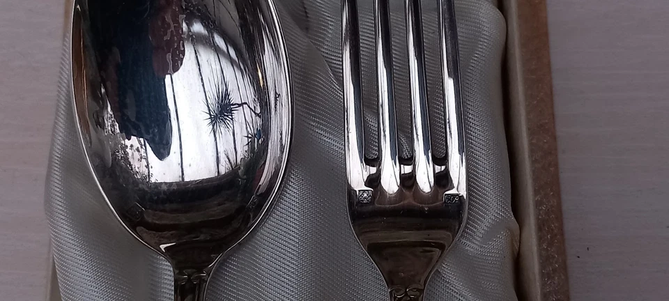 Ensemble de deux couverts de baptême en métal argenté de l'orfèvre Noël Collet - Photo 3/4