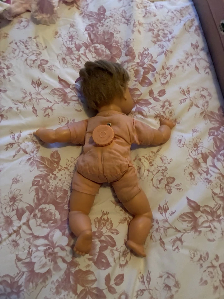 Boneca Tiny Thumbelina 1960 edição 14’ estojo e 6 roupas - Imagem 2 de 4