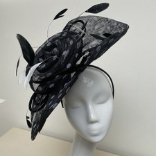 NOWOŚĆ Damski czarno-biały plamkowy fascynator ślubny, Ascot Goodwood Aintree The Races