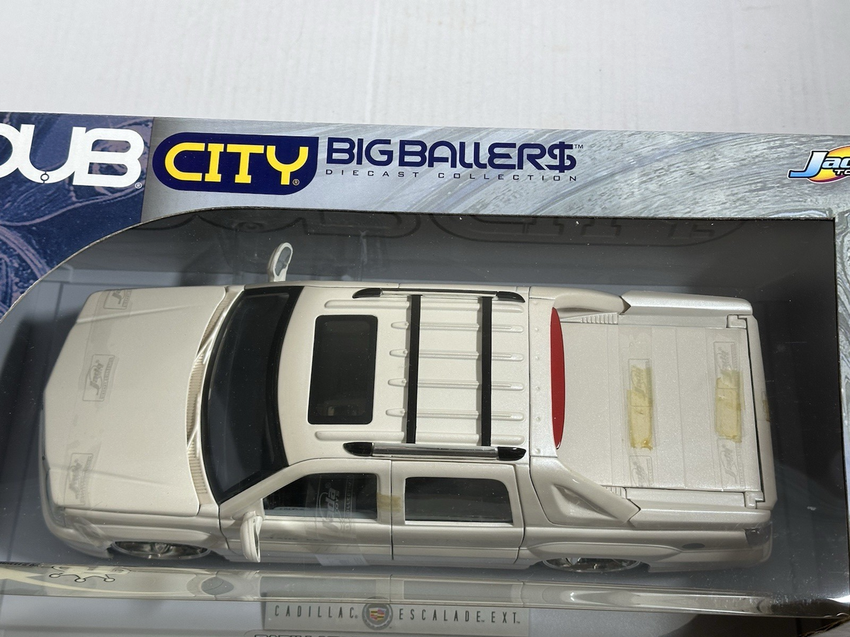 JADA DUB CITY 2002 CADILLAC ESCALADE EXT WHITE 1:18 DIECAST MODEL