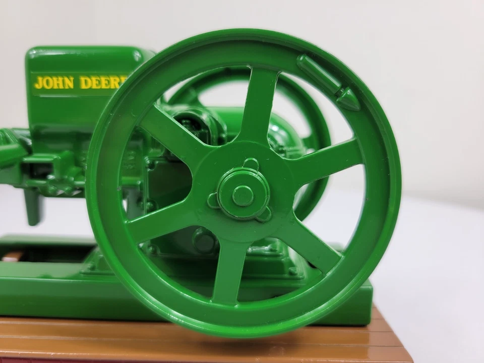 Ertl John Deere Battery Operated Model E Engine 1/6 Diecast Farm Engine Replica - Image 3 of 4