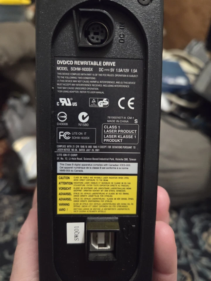 Unidad de CD externa LiteOn DVD-R-RW DVD-RW SOHW-1693SX grabadora reescribible funcionando Foto 2 de 2