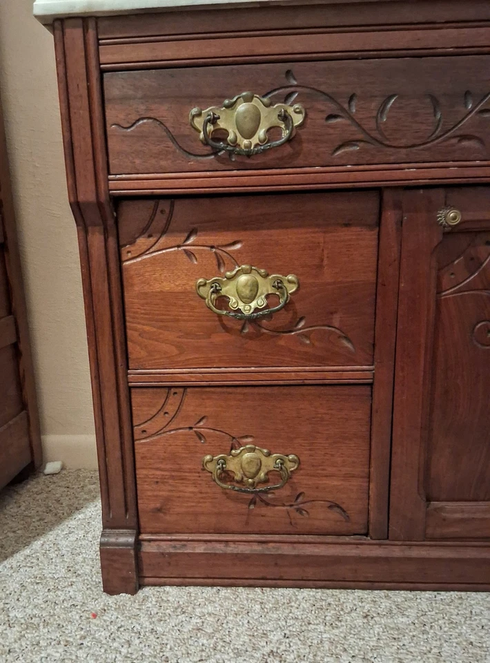 Старинный викторианский дубовый комод с гравировкой Eastlake с мраморным верхом - Изображение 2 из 4