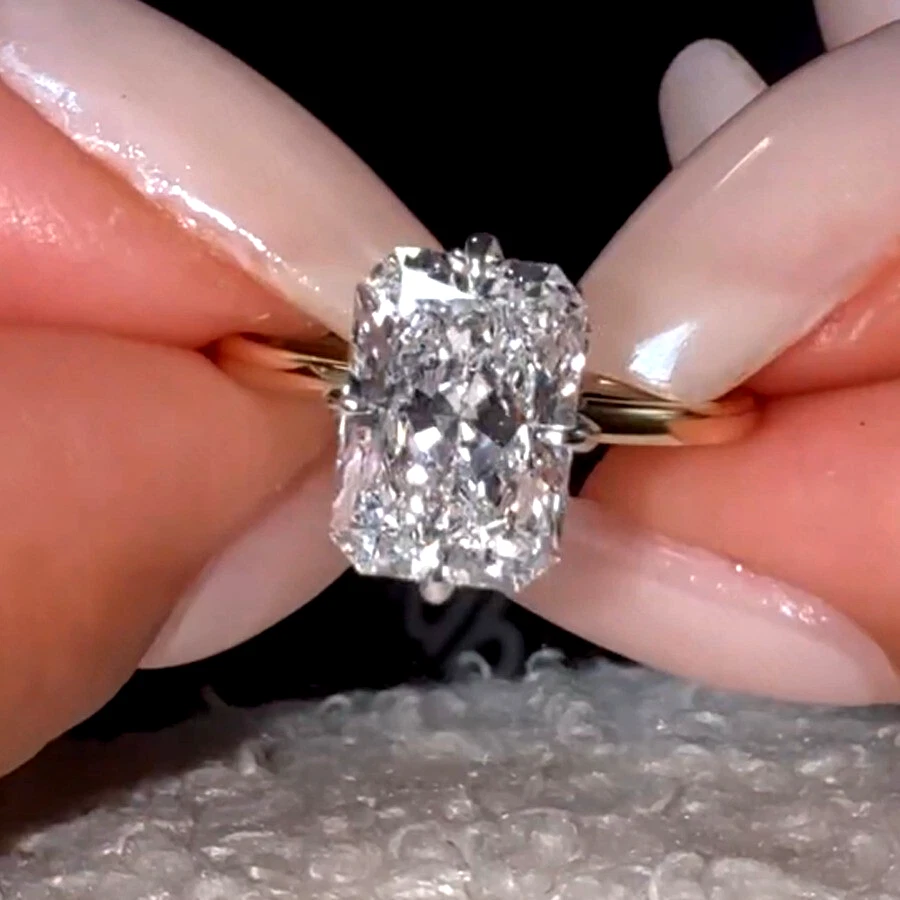 Anillo de compromiso de diamantes cultivados en laboratorio IGI G VVS1 radiante de 3,50 quilates en oro bicolor de 14 k Foto 2 de 4