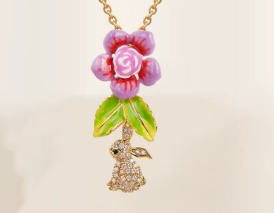Collier floral avec un lapin. En métal plaqué or, strass et émaillé à la main