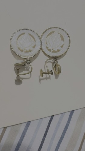 VTG Beautiful Round Screw Back Earrings Center White Grapes - Picture 5 of 5