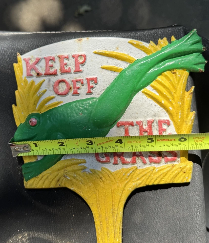 Letrero vintage de hierro fundido para mantener fuera de la hierba rana jardín Foto 4 de 4