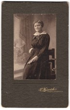 Fotografie F. Heinrich, Torgau, Schlossstr., Dame in elegantem Kleid 
