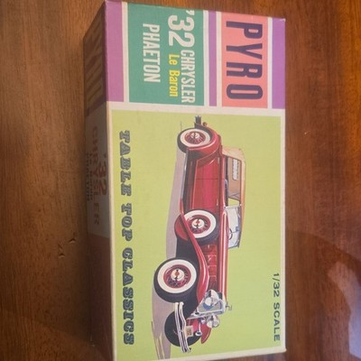 Pyro 1932 Chrysler Phaeton Le Baron 1:32 Motorized Plastic Car Kit Red/White