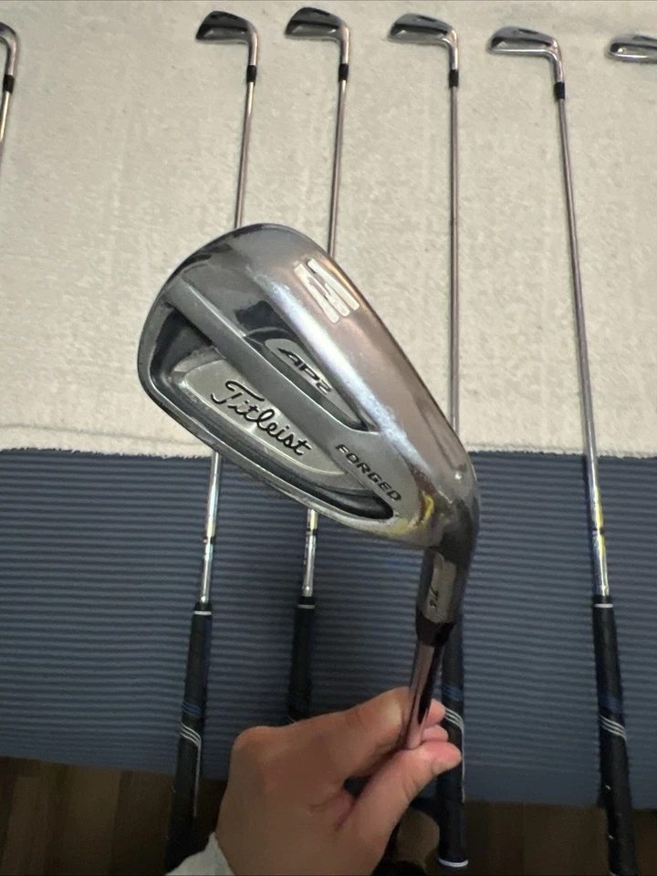 Juego de plancha para diestros Titleist AP2 PW-4. Eje rígido, usado pero en buen estado. Foto 4 de 4