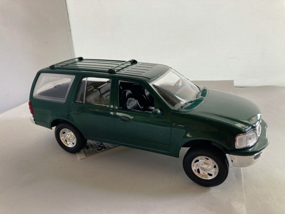 REVELL MONOGRAM 1997 FORD EXPEDITION SNAPTITE F/S 1/25 KIT