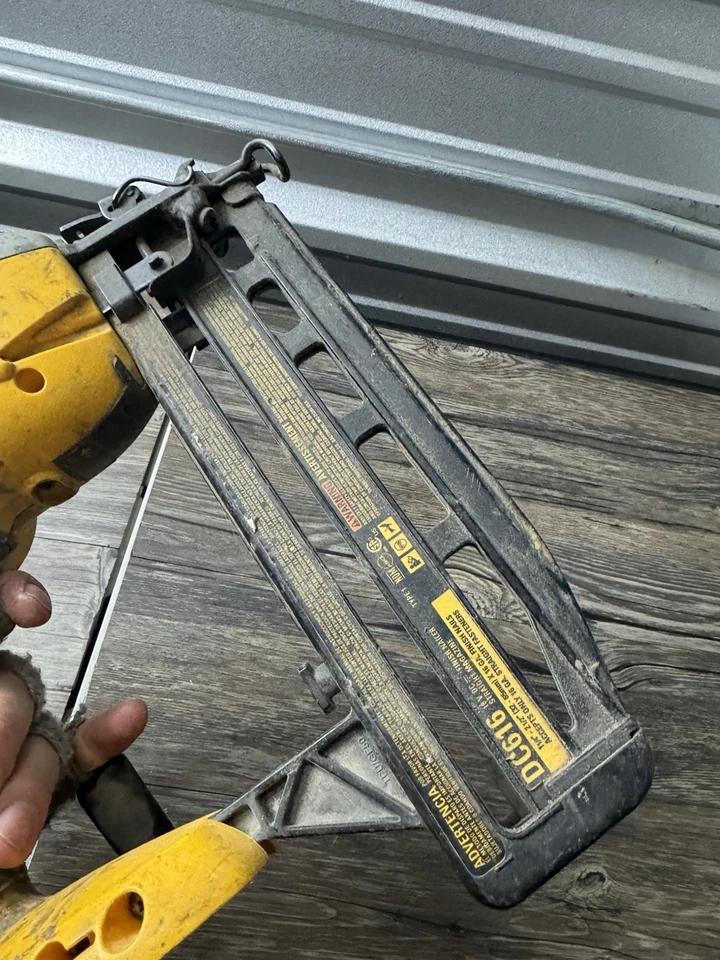 DeWalt DC616 Inalámbrico 18V 16G Mag Recto. Clavadora de acabado - sin probar Foto 4 de 4