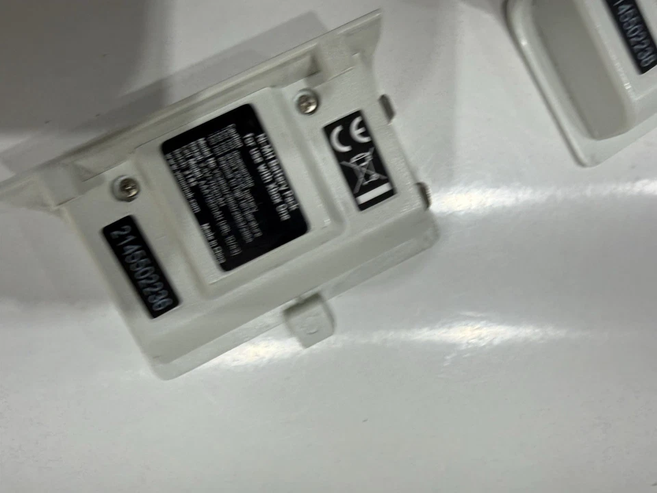 Venom VS2860 Twin Rechargeable Battery Packs for Xbox One Controller Pad - White - Image 3 of 4