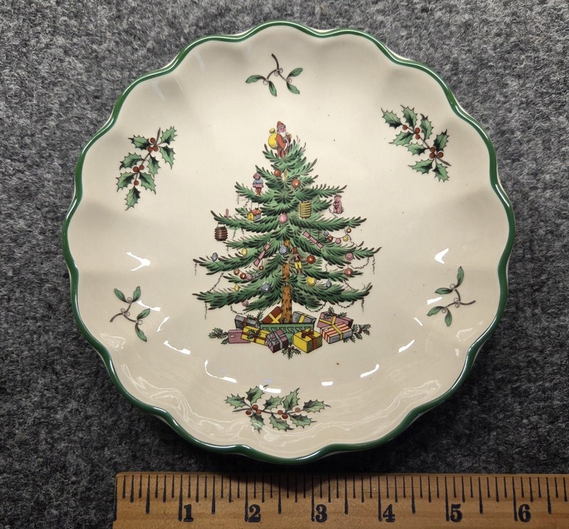 Spode Christmas Tree 6.5" Round Fluted Dish