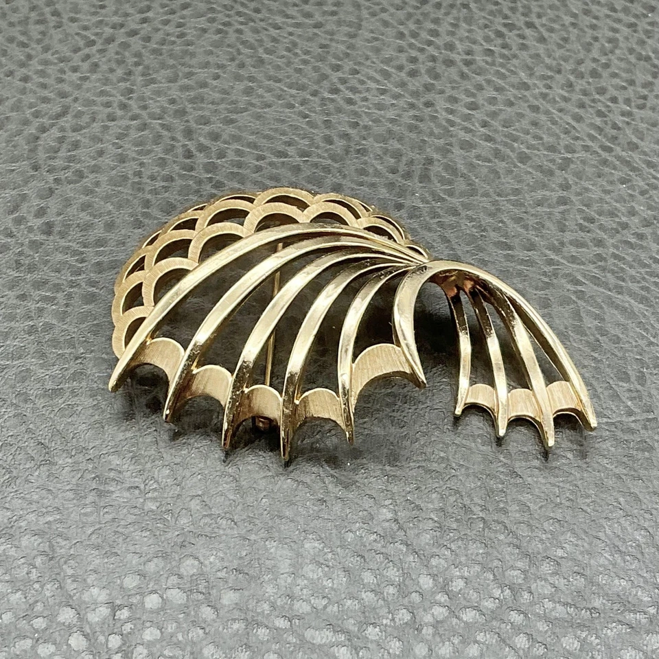 Broche Trifari Vintage Tono Dorado Metal Naturaleza Abanico Concha Diseño Vieira 2.25" Foto 3 de 4