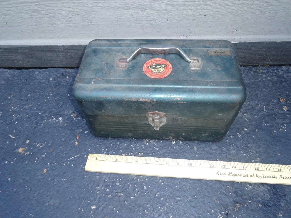 ANTIQUE ORIGINAL SIMONSEN CHICAGO METAL TOOL FISHING TACKLE BOX FOLD OUT STORAGE - Image 2 of 4
