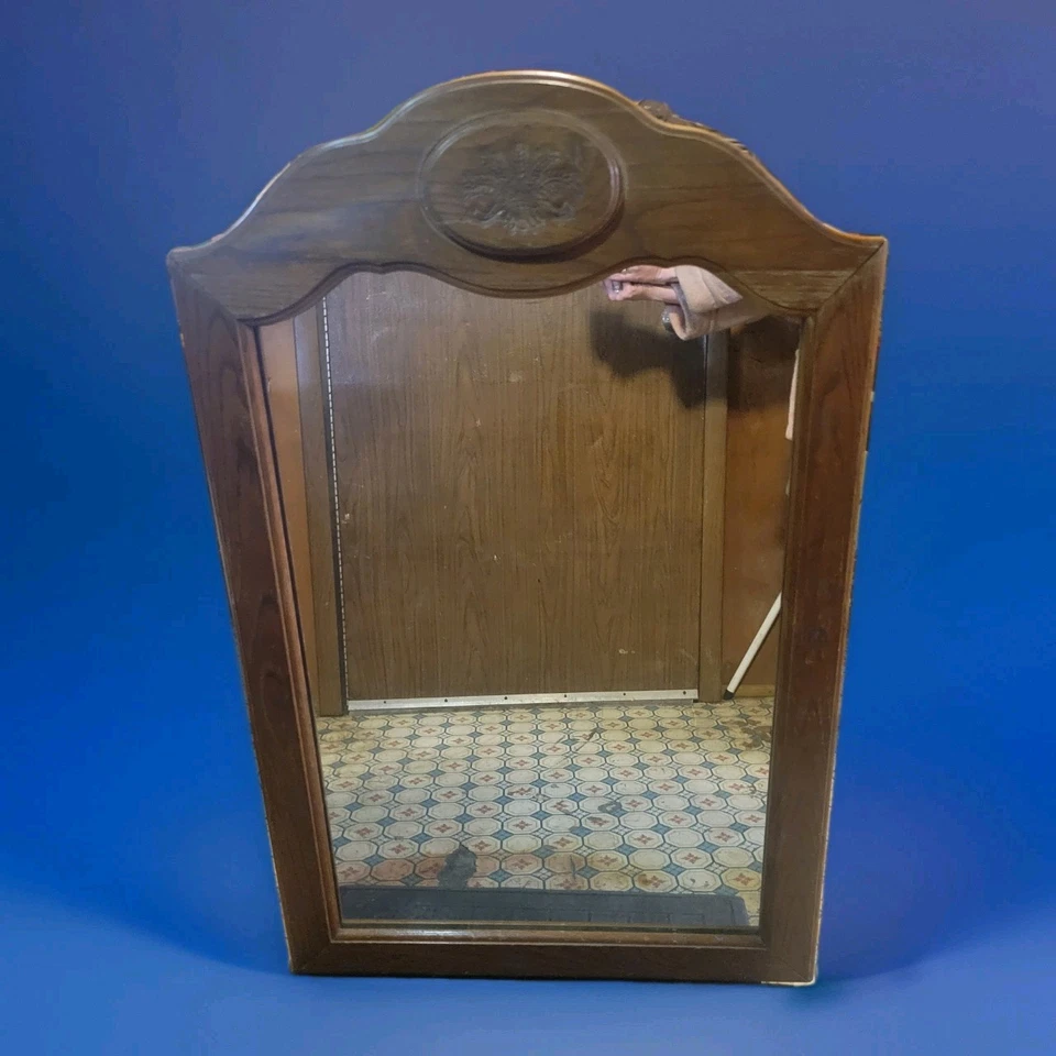 Espejo de pared/vestidor Stanley Furniture, marco de madera con medallón de trigo, 45"Hx29,5"W Foto 2 de 4