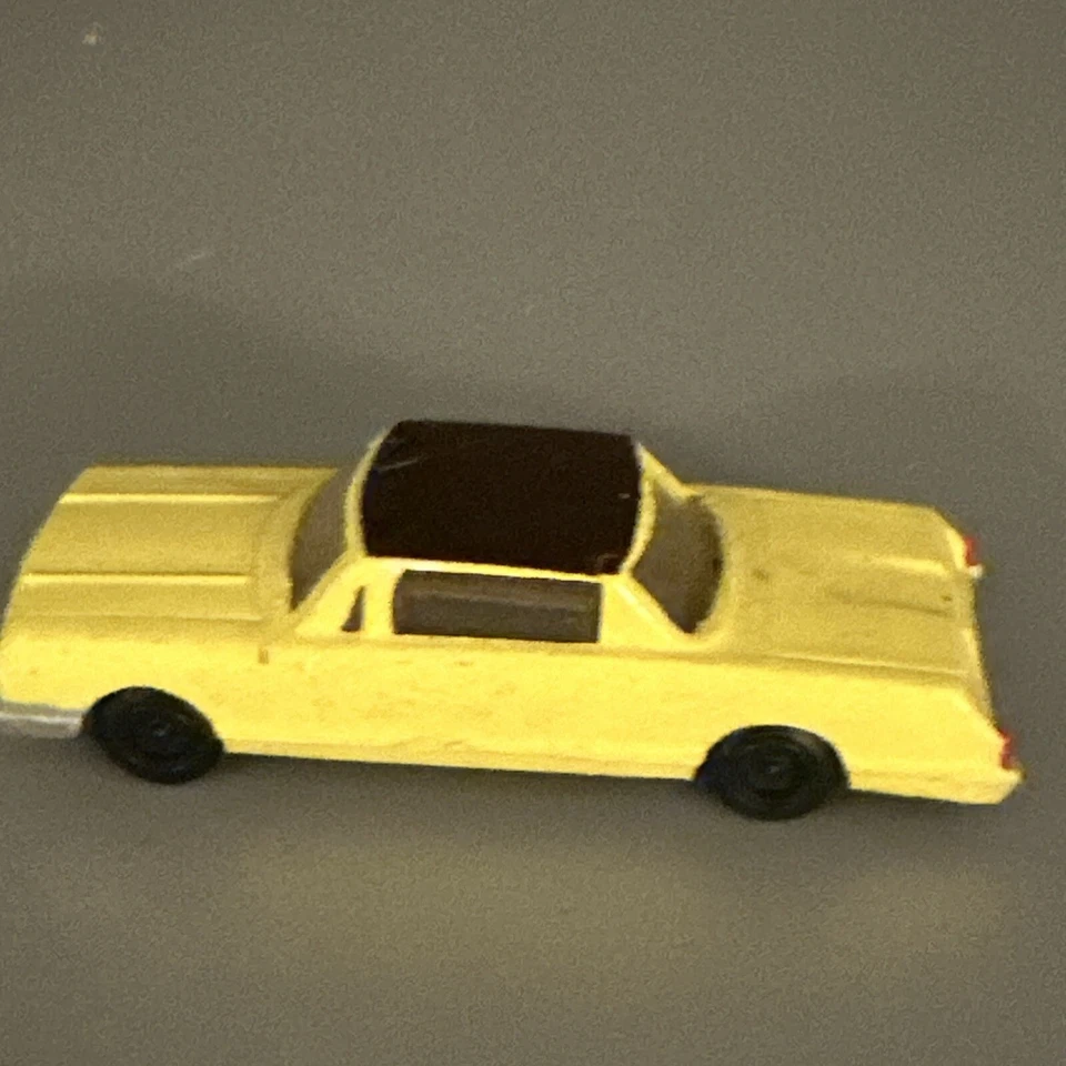 1960s BACHMANN-  HO scale Cars - Luxury Sedan Yellow - Image 3 of 4