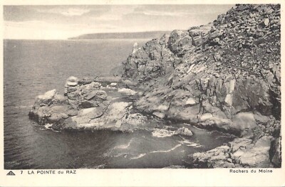 Old postcard la Pointe du Raz rocher du monine (2543