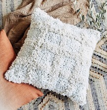 Cuscino Boucle all'uncinetto lana Damia French Connetion cotone 50x50 cm nuovo con etichette prezzo consigliato £35