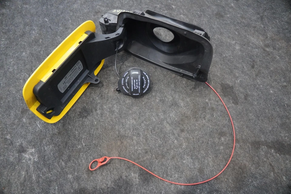 Tapa de tapa de puerta de llenado de tanque de combustible de gasolina bolsillo 8V5809907 OEM Audi S3 A3 2015-20 Foto 4 de 4