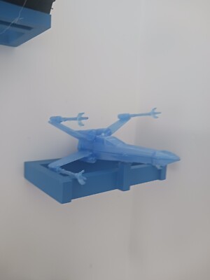 3D gedruckter X-Wing Kämpfer mit optionaler maßgeschneiderter Wandhalterung