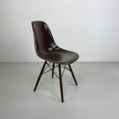EAMES DSW CHAIR HERMAN MILLER WALNUT DOWEL BASE 50s 60s BROWN