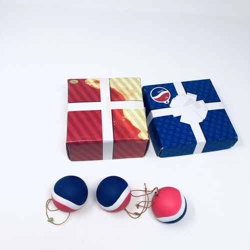 Juego de 3 bolas redondas rojas blancas y azules Pepsi Cola Navidad adornos navideños - Imagen 3 de 3