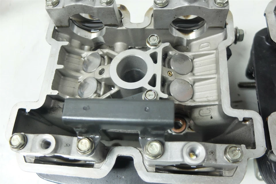 16 Hyosung GT250 GT 250 R GT250R engine cylinder heads front and rear Foto 4 de 4