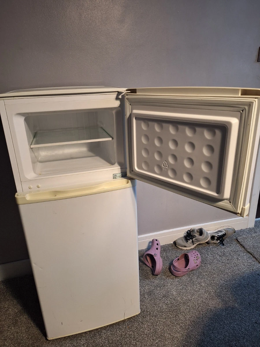 Currys essential outlet fridge freezer