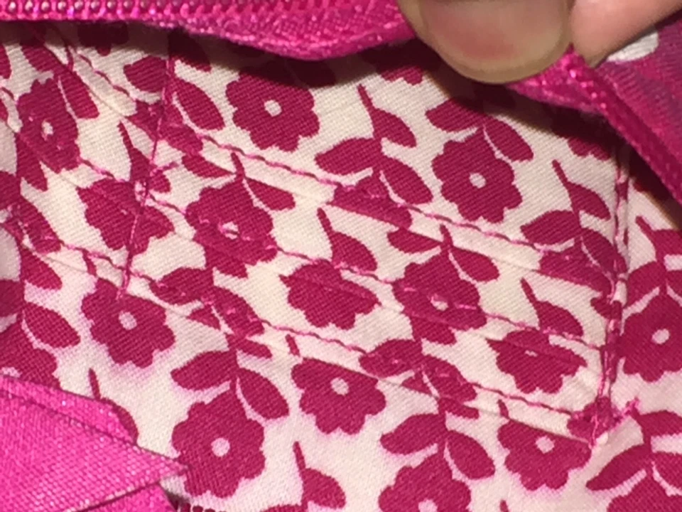 VERA BRADLEY ВЫСТЕГАННАЯ НАПЛЕЧНАЯ СУМКА-МЕССЕНДЖЕР розовый/белый - Изображение 4 из 4