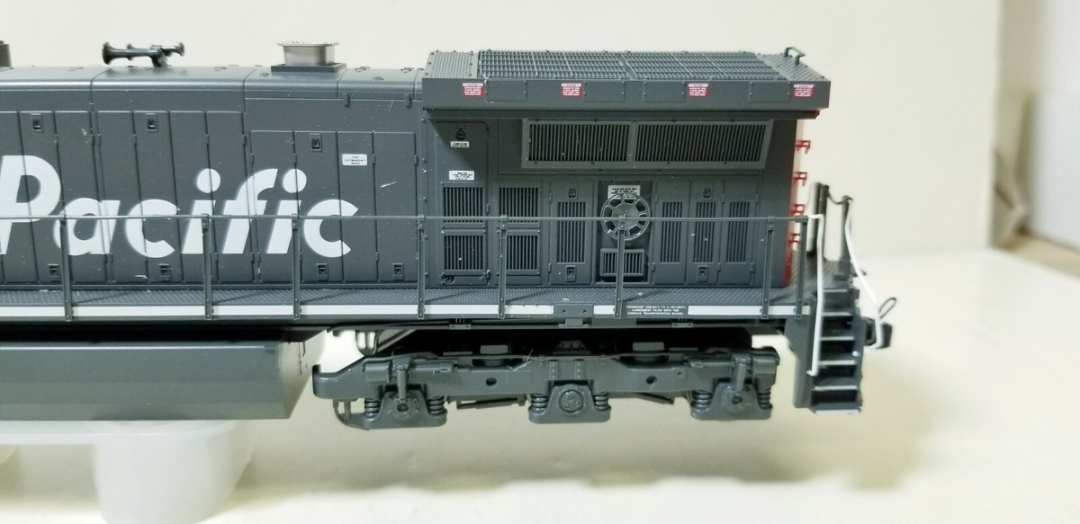 Southern Pacific RR GE C44-9W #8104 KATO 37-6630-DCC HO with